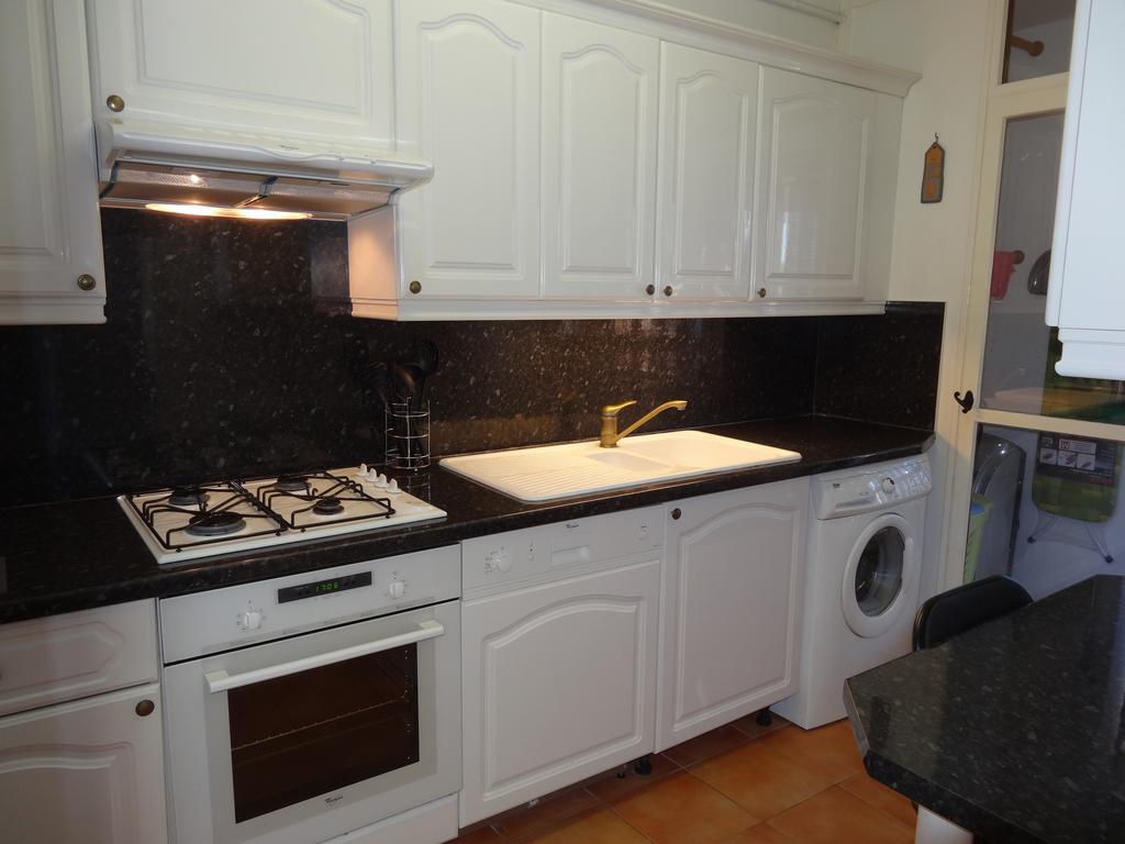 2 Bedroom Modern Apartment In Antibes With Sea View Rum bild