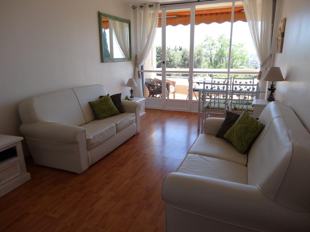 2 Bedroom Modern Apartment In Antibes With Sea View Rum bild